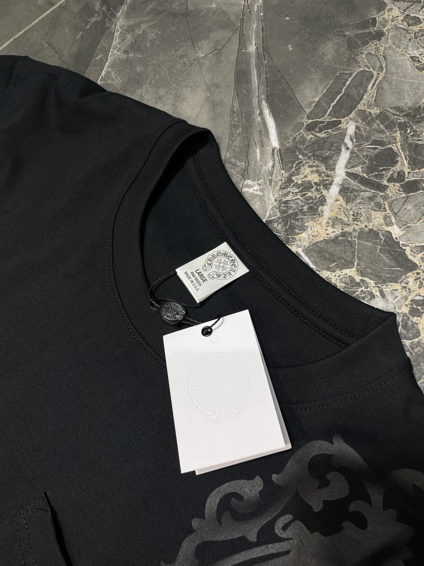 P250 Chrome Hearts 🌟[Top Original] Fabric: Cotton Material Description: The fabric is made of 26-woven 240-gram cotton material. Printing is very important. The ink used in the original version is beyond the standard printing. Generally, printing factories have no ability to restore it. After running to many factories, the final efforts paid off. The overall wiring is straight and delicate, the fabric is comfortable and soft, and the color is consistent without color difference. Can be matched with the same style to create a fashionable look, to suit various occasions, customized accessories, complete with three standards, same style for men and women size: s m l